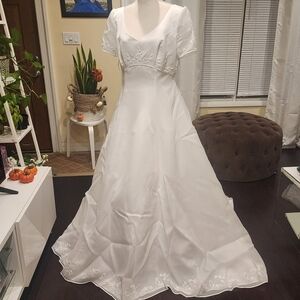 Casablanca White Short Sleeves Bridal dress size 14 with Petticoat